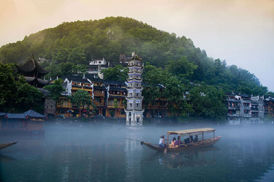 【湖南】長(zhǎng)沙、韶山、張家界、天門山、黃龍洞、德夯苗寨、鳳凰雙臥六日游